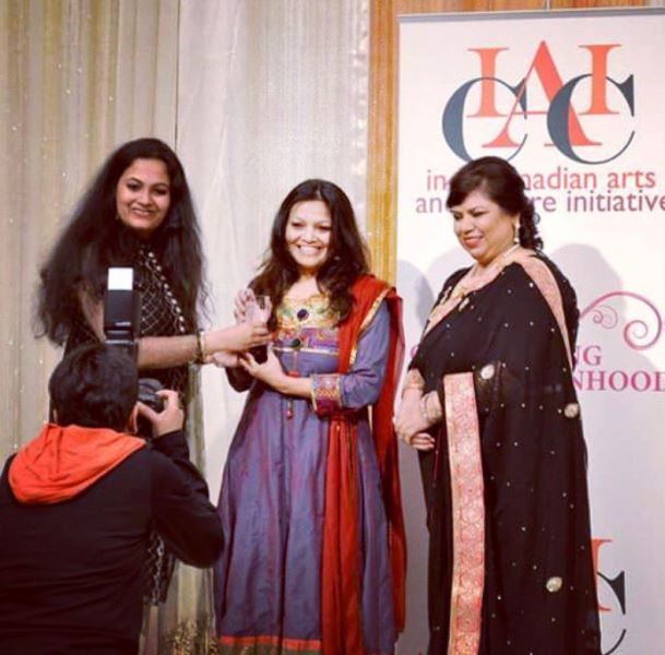 Vandana Vishwas receiving the Woman Hero Award from ICACI.