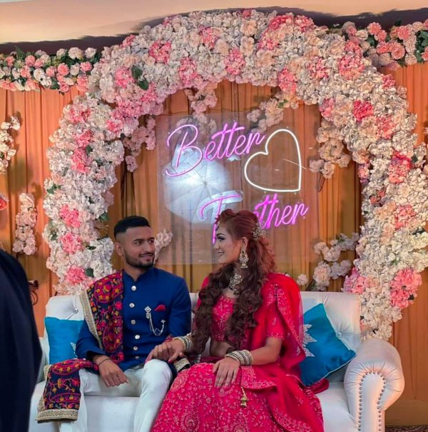 منویر سنگھ اپنی منگیتر عاصمی شیخ کے ساتھ اپنی منگنی کی تقریب میں