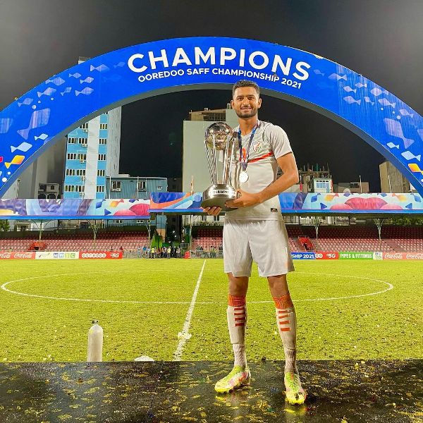 منویر سنگھ SAFF چیمپئن شپ 2021 ٹرافی کے ساتھ
