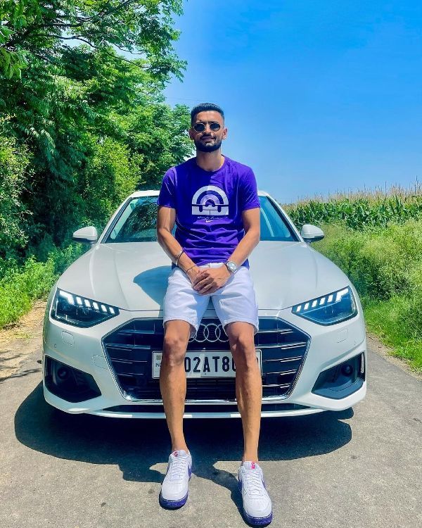 منویر سنگھ کی اپنی آڈی کار کے ساتھ تصویر