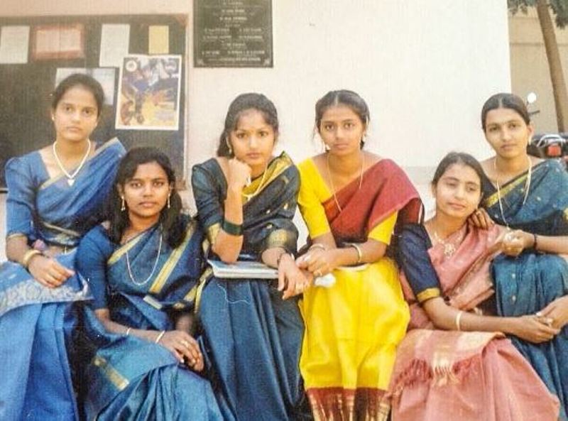 کالج کے دوران اپنے دوستوں کے ساتھ مادھوی لتھا