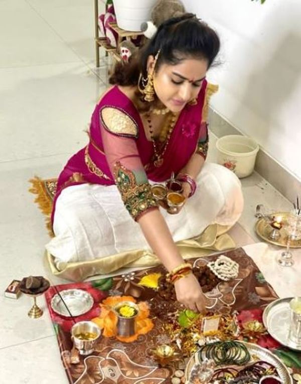 مادھوی لتھا اپنے گھر پر پوجا کر رہی ہے۔