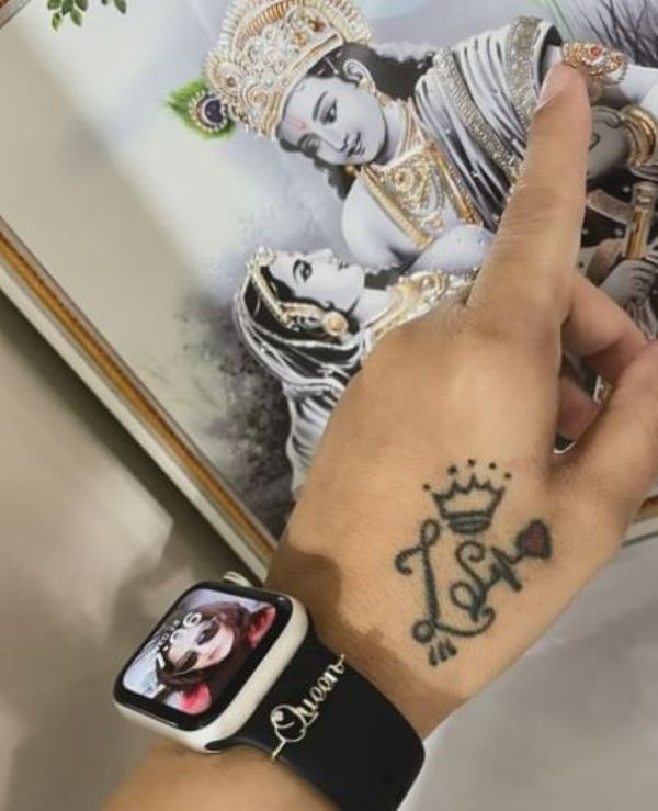 مادھوی لتھا کے ہاتھ کا ٹیٹو