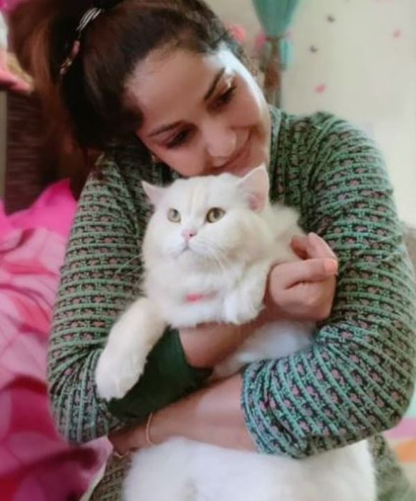 مادھوی لتھا اپنی پالتو بلی کے ساتھ