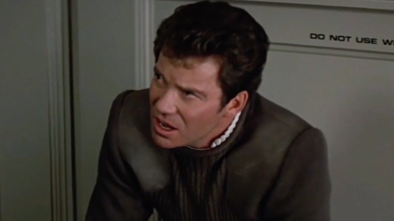 کیپٹن کرک غصے سے سپاک کی طرف دیکھ رہا ہے۔