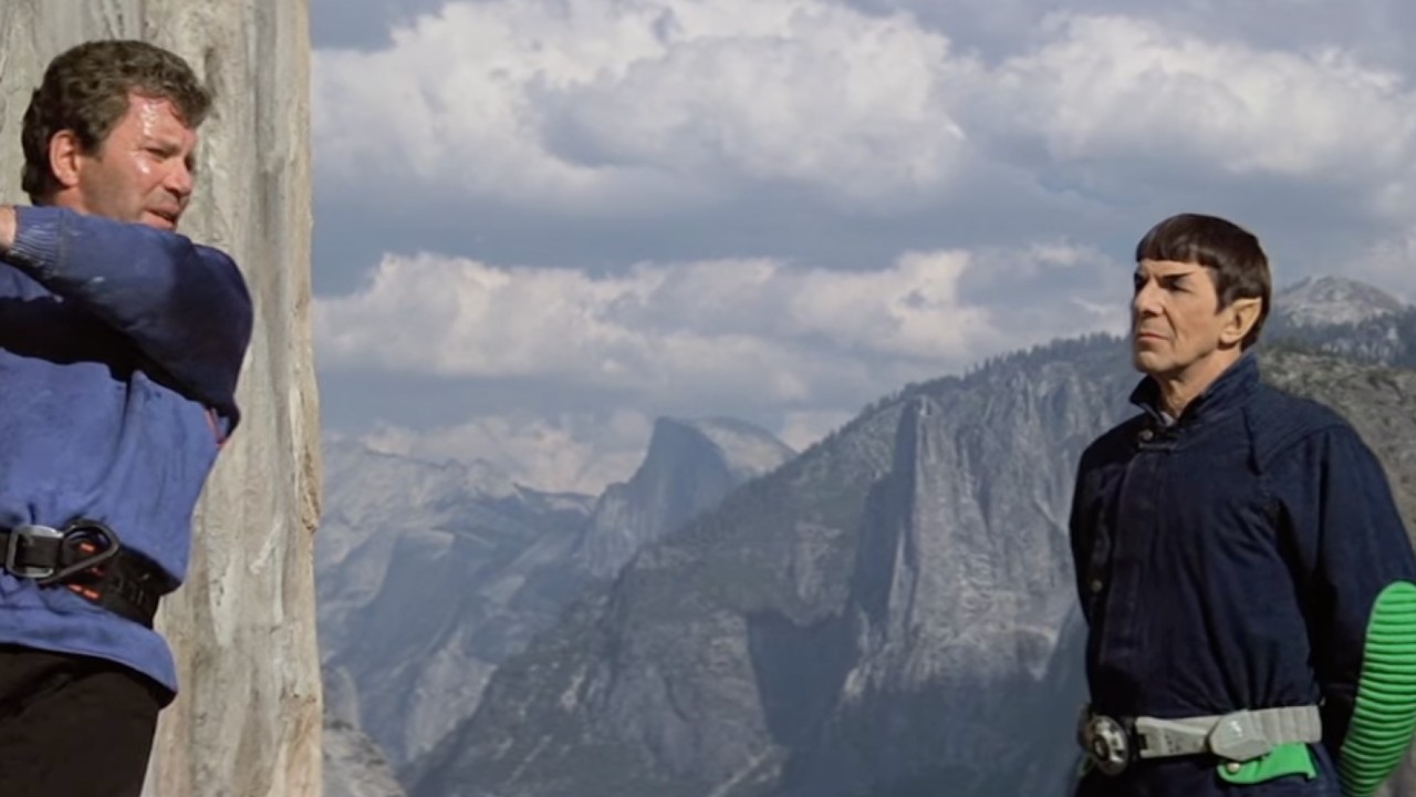 کرک اور اسپاک بات کرتے ہیں جب وہ ہوا میں تیر رہا ہو۔