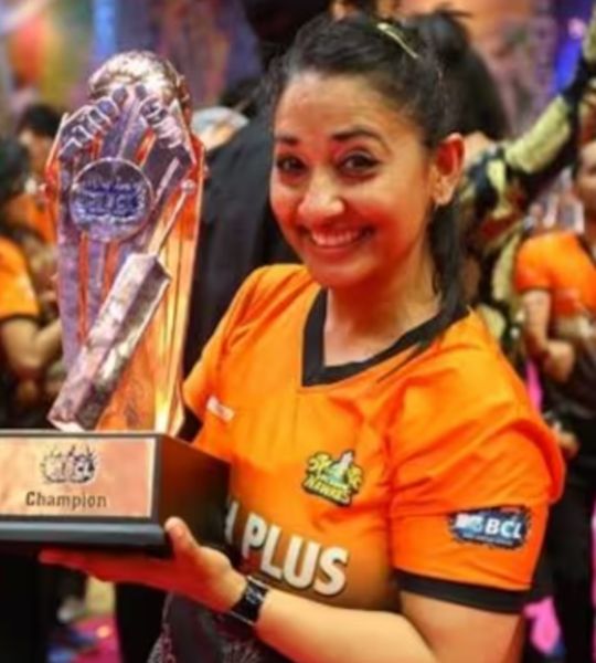 Shruti Panwar poses with the 2018 ‘Box Cricket League’ (BCL) championship trophy.