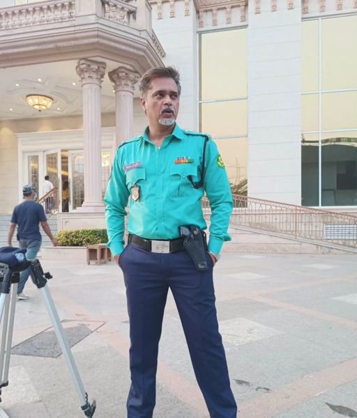 وپل دیشپانڈے ہندی ویب سیریز کے عنوان سے 'دی نائٹ مینیجر' (2023) کی شوٹنگ کے دوران