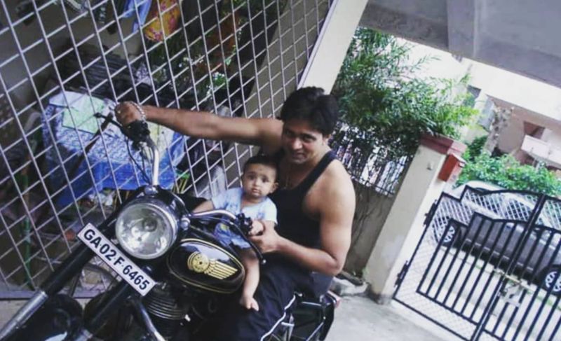 وپل دیشپانڈے اور اس کا بیٹا ویہان اپنی موٹر سائیکل پر پوز دیتے ہوئے۔