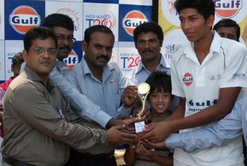 شاہ رخ خان 2012 میں عمر گروپ کرکٹ ٹورنامنٹ کے دوران ایوارڈ وصول کرتے ہوئے۔