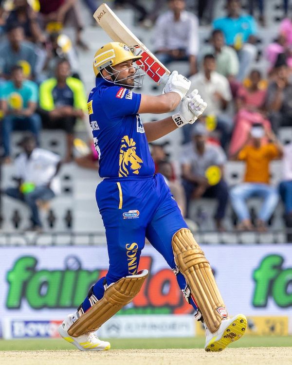 شاہ رخ خان تامل ناڈو پریمیئر لیگ میں Lyca Kovai Kings کے لیے کھیل رہے ہیں۔