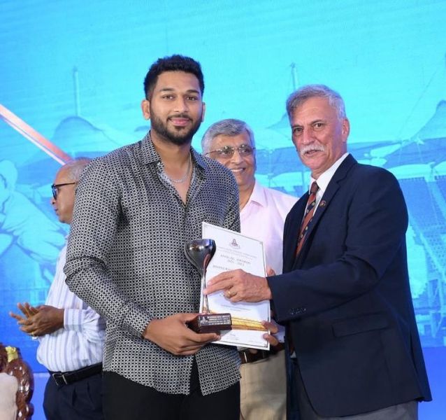 شاہ رخ خان تامل ناڈو کرکٹ کی جانب سے سال کے بہترین کرکٹر کا ایوارڈ وصول کرتے ہوئے۔