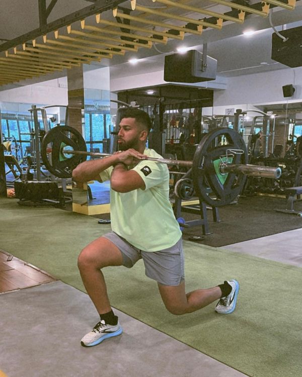 شاہ رخ خان جم میں ورزش کر رہے ہیں۔