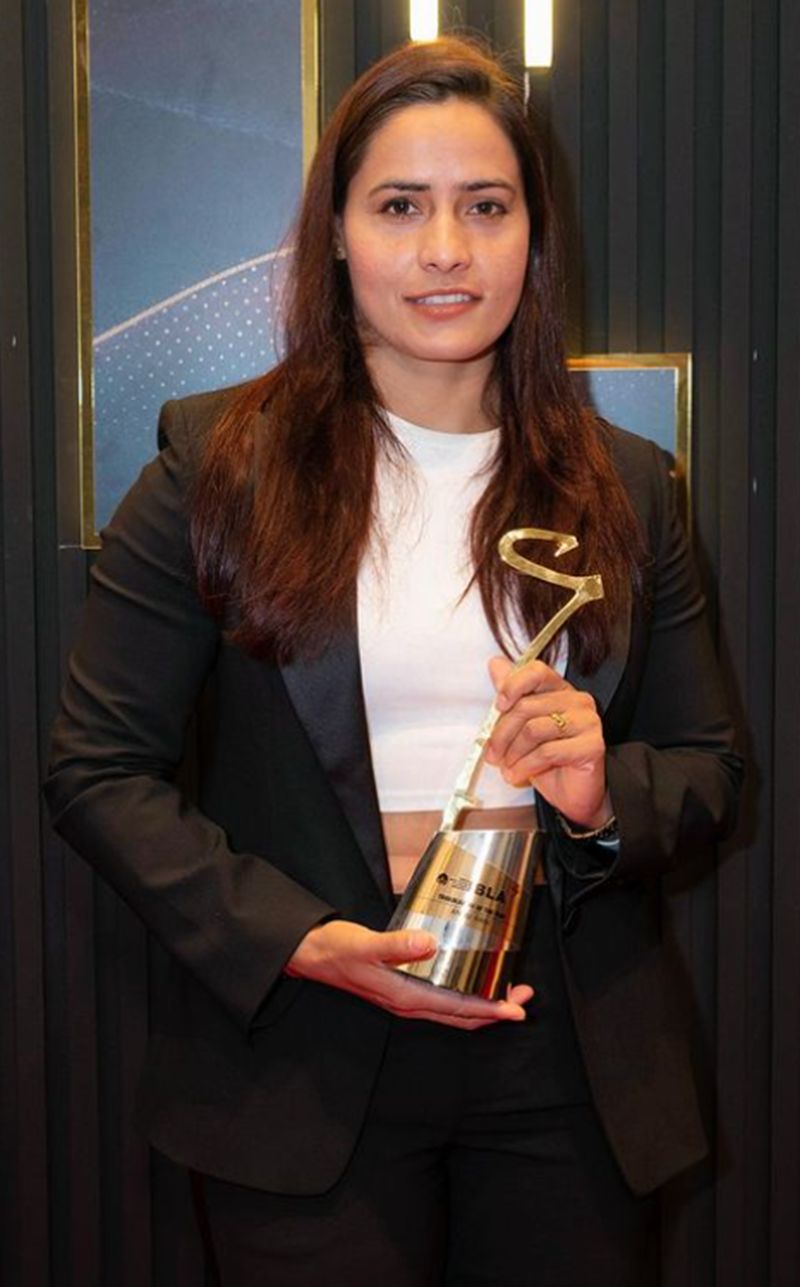 Annu Rani poses with the Pioneer of the Year Award at CNBC TV18 IBLA 2023