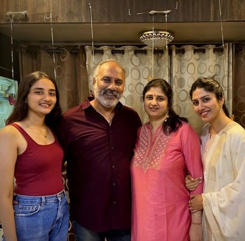 Navina Wadekar with her parents and sister.