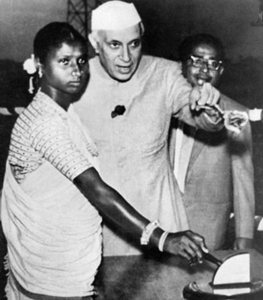 15-year-old Budhni Manjhiyain opens a dam in Dhanbad with then Prime Minister Nehru.