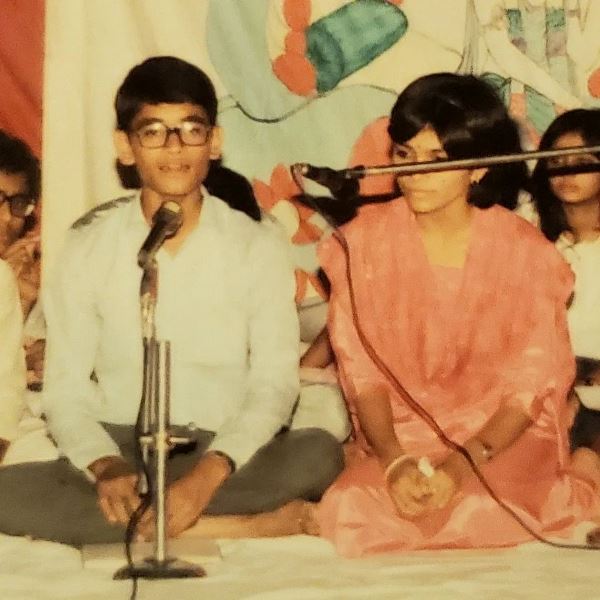 A childhood photo of Vandana Vishwas with her brother. On the occasion of Janmashtmi, ‘Bhajan’ is being sung at the temple.