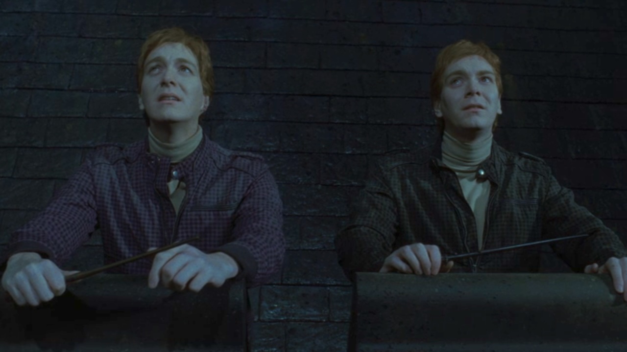 جارج اور فریڈ ویزلی ہیری پوٹر اینڈ دی ڈیتھلی ہیلوز پارٹ 2 میں ایک ساتھ کھڑے ہیں۔