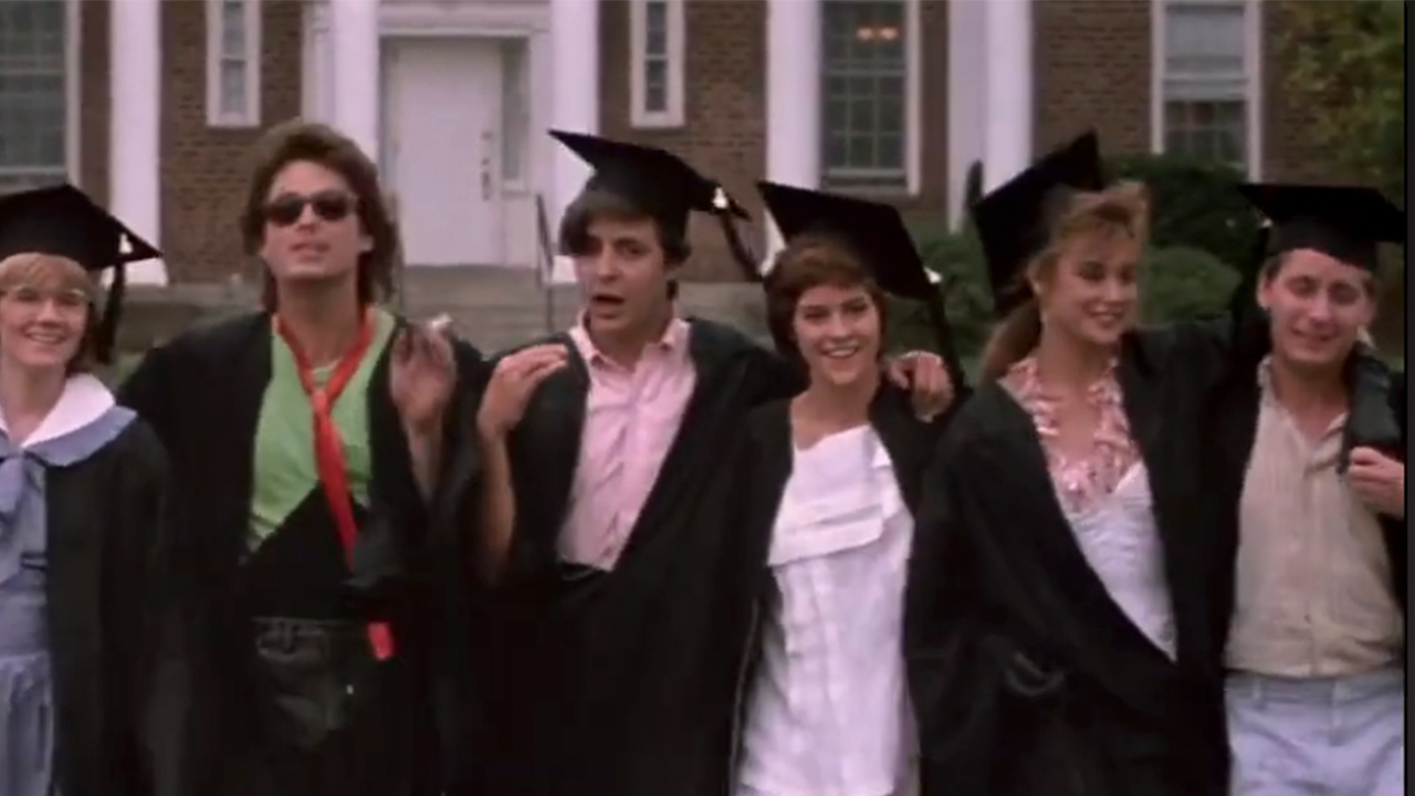 گریجویشن گاؤن میں سینٹ ایلمو فائر کی کاسٹ۔