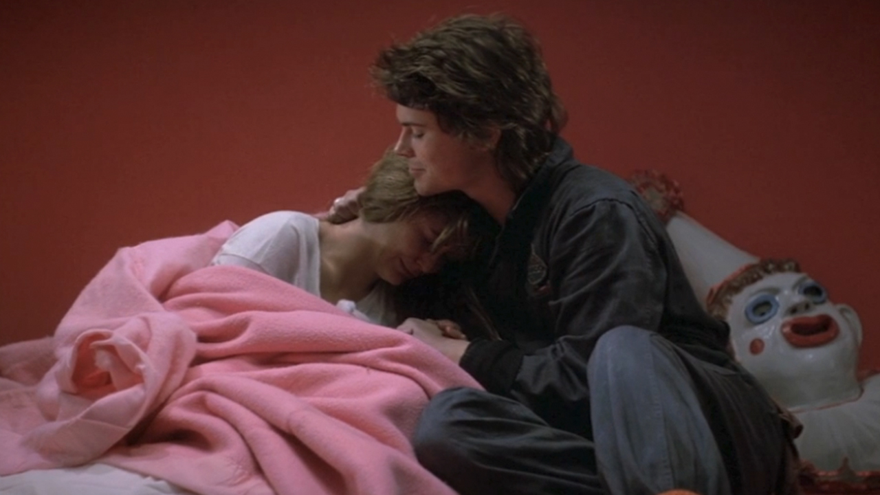 ڈیمی مور اور روب لو سینٹ ایلمو فائر میں گلے مل رہے ہیں۔