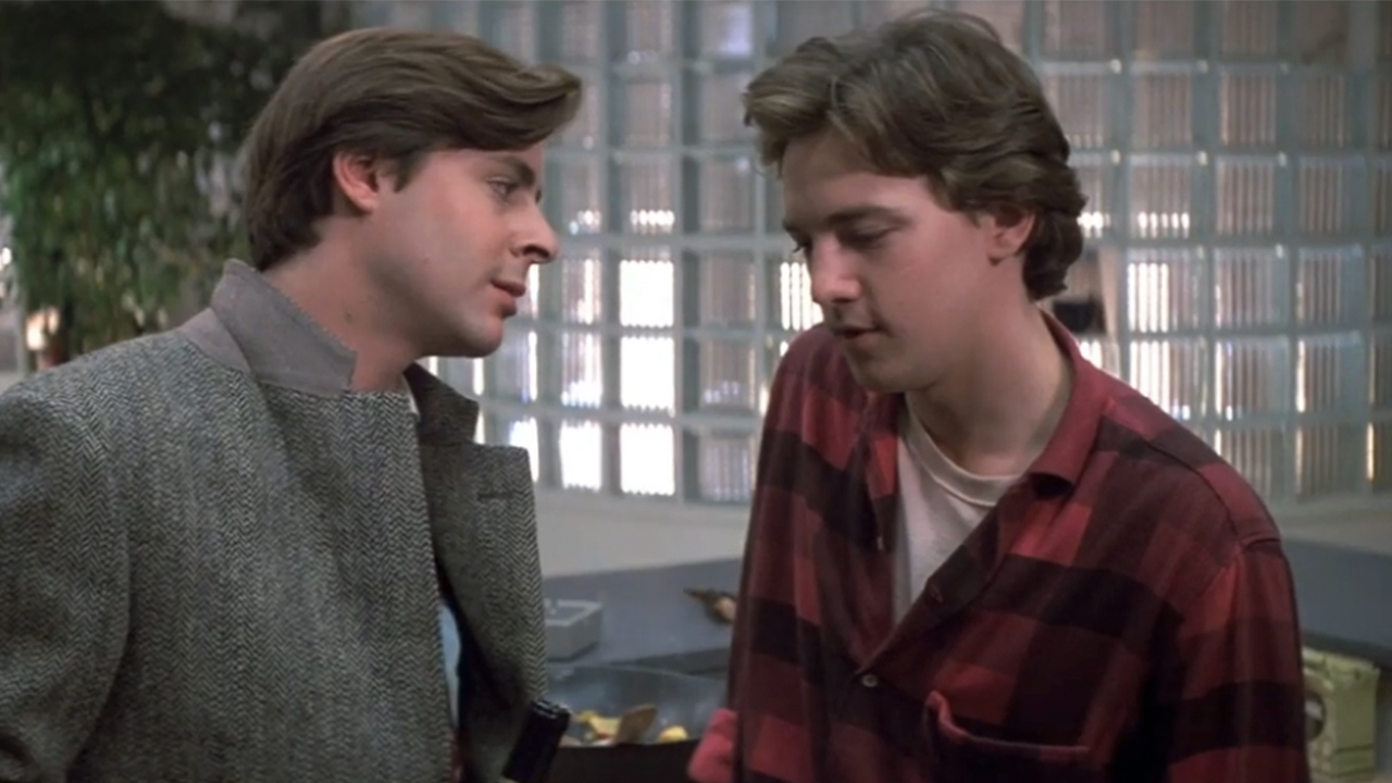 بائیں طرف جوڈ نیلسن، سینٹ ایلمو فائر میں اینڈریو میکارتھی سے بات کر رہے ہیں۔