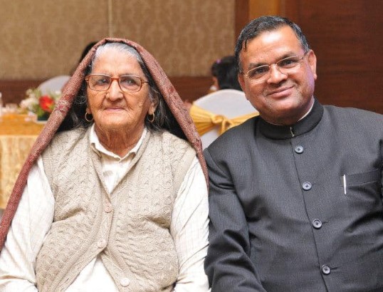 Nafe Singh Rathee with her mother