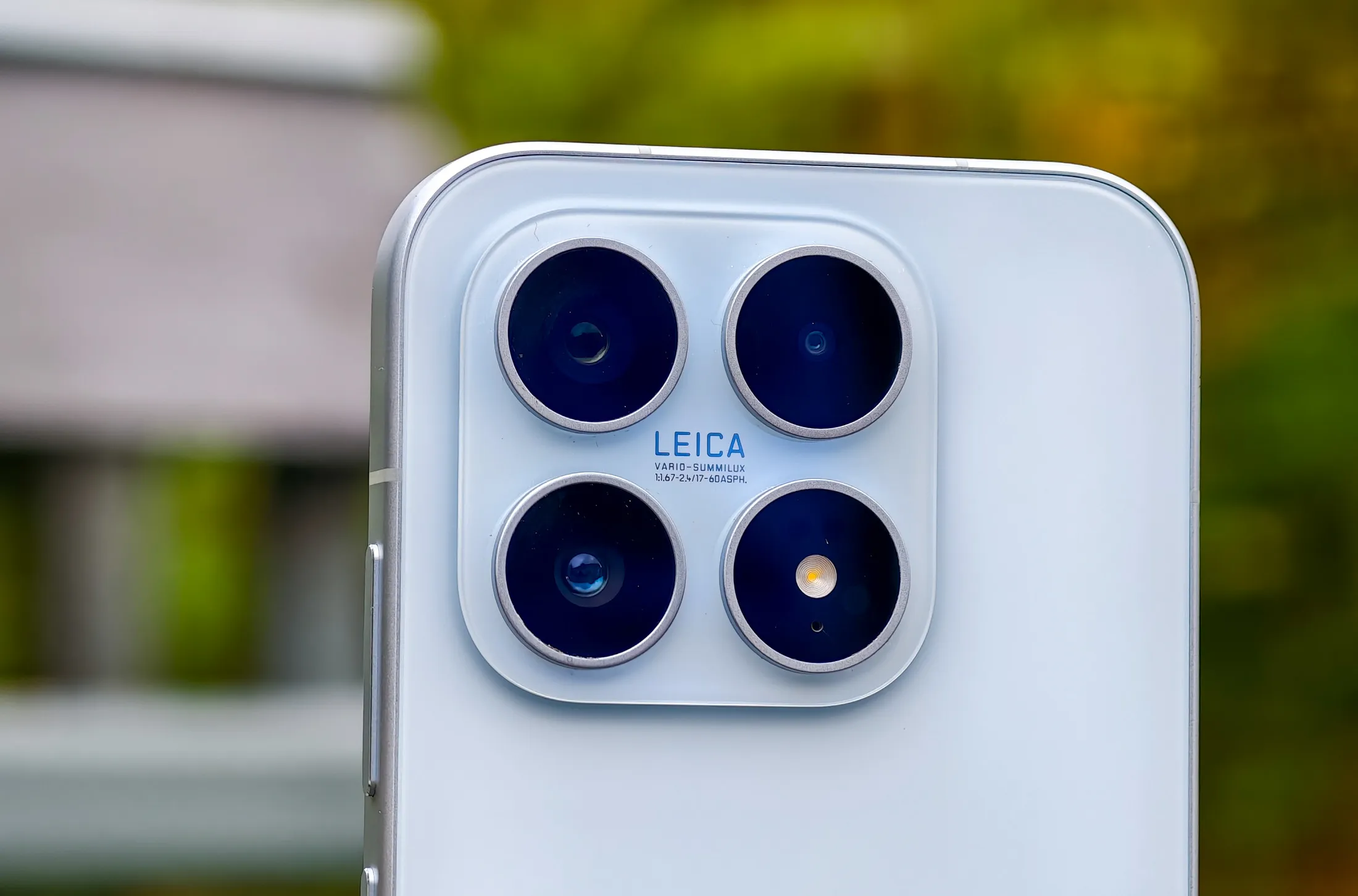 Xiaomi 17 کے پیچھے والے کیمرے پر کلوز اپ