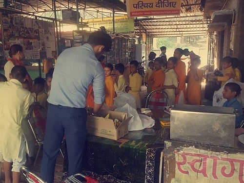 Sivam Khajuria distributes food to poor children