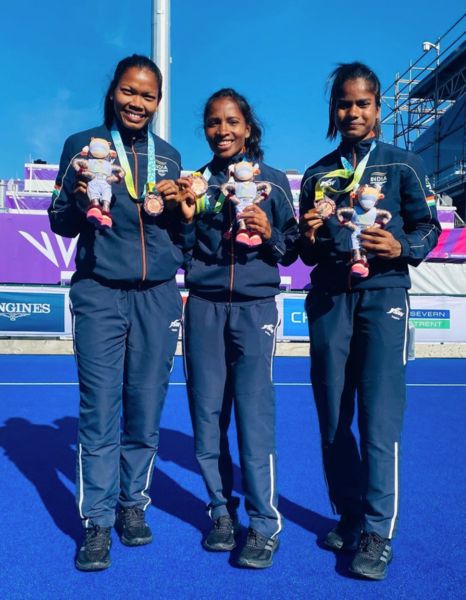 Salima Tete (far left) poses with her bronze medal at the 2022 Commonwealth Games.