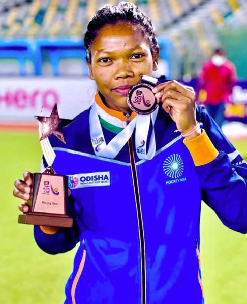Salima Tete poses with her medal at the 2022 Women's Hockey Asia Cup