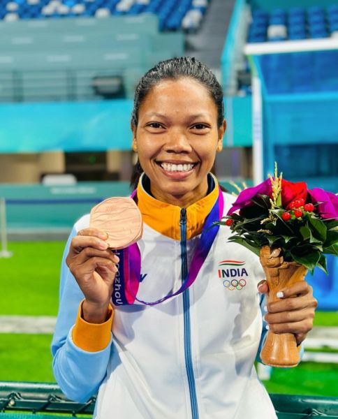 Salima Tete poses after winning a bronze medal at the 19th Asian Games in 2023