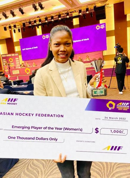 Salima Tete poses with her award at the 2023 Asian Hockey Confederation Awards Ceremony.