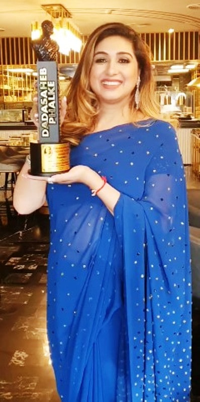 Vahbiz Dorabjee poses for a photo with Dadasaheb Phalke Indian Television Award.