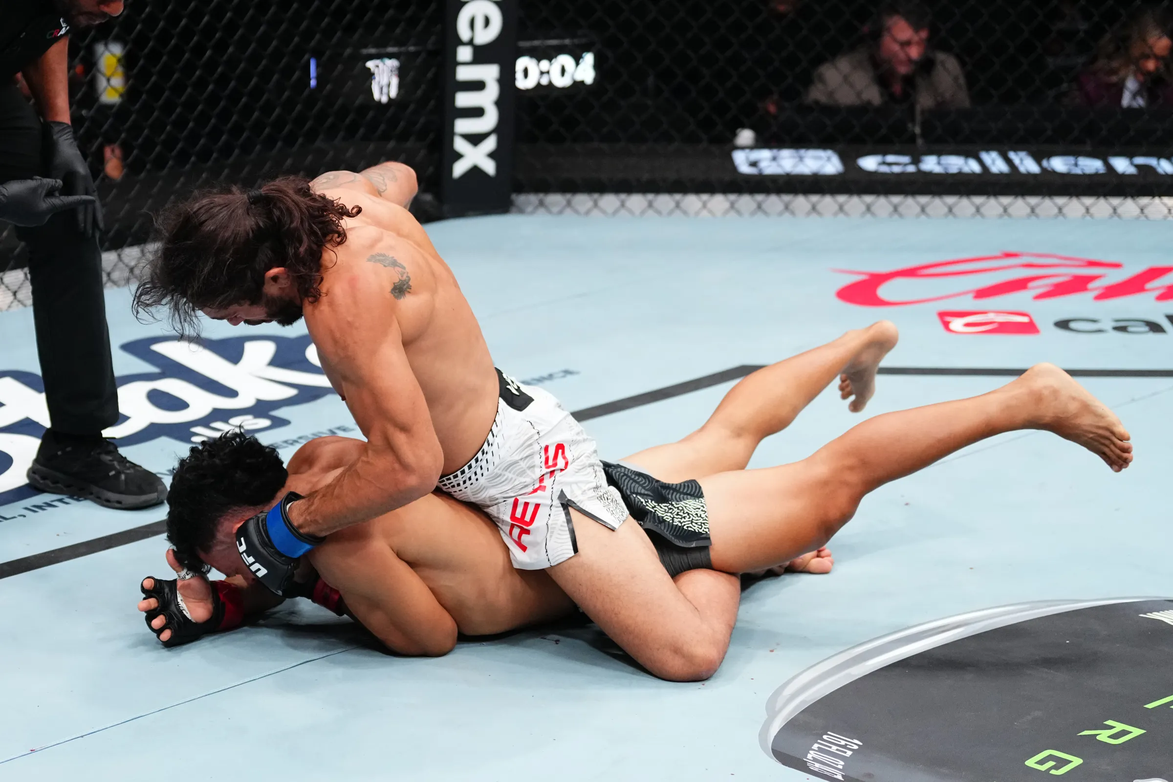 MEXICO CITY, MEXICO - FEBRUARY 28: (RL) Colombia's Javier Reyes punches Brazil's Douglas Silva de Andrade during their featherweight bout during UFC Fight Night at Arena CDMX in Mexico City, Mexico, on February 28, 2026. (Photo: Jeff Bottari/Zuffa LLC)