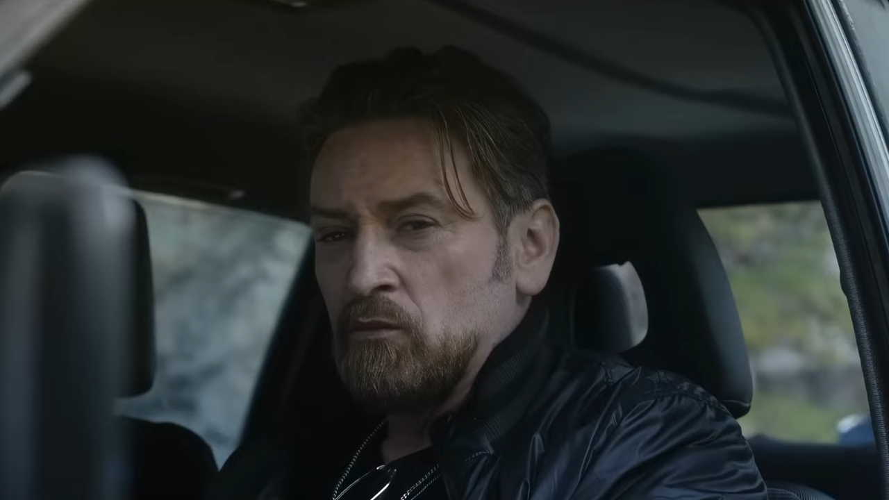 بینوئٹ میگیمل ہنٹ میں کار میں بیٹھا ہے۔