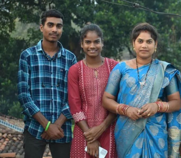 Sangeita Kumari (center) with her brother Sanjay Manjhi (left) and mother Lakmani Devi (right).