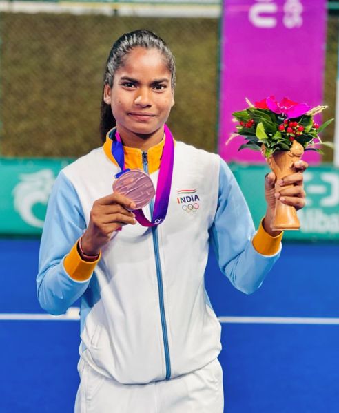 Sangita Kumari poses after winning the bronze medal at the 19th Asian Games 2023