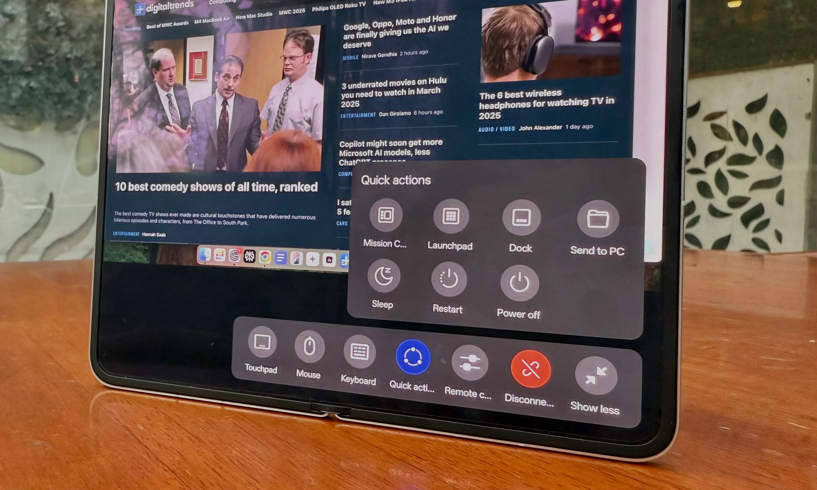The Mac is being remotely controlled by the user from Oppo Find N5.