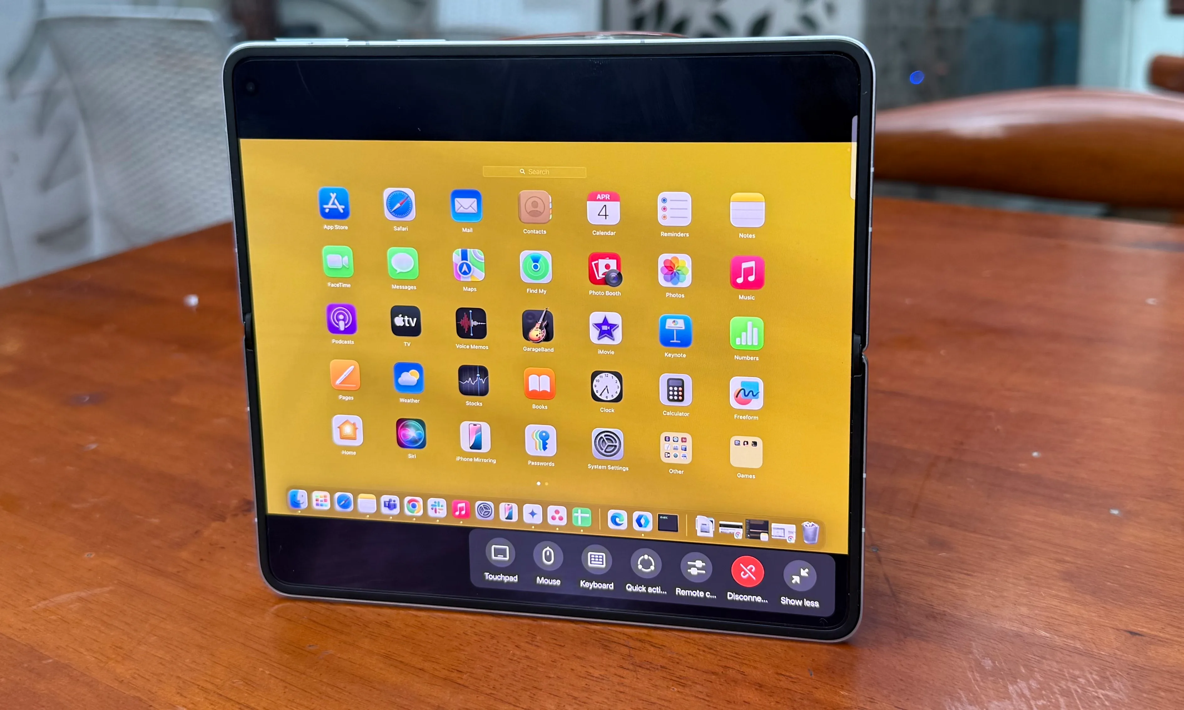 A person is using Oppo Find N5 to access Mac remotely.