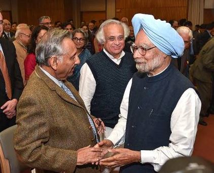 Mani Shankar Aiyar with Manmohan Singh at an event.