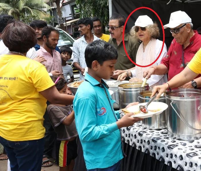 Kavita Chaudhary while donating food.