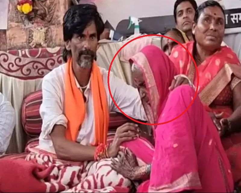 Manoj Jarange Patil and his mother