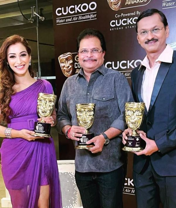 Shyam Pathak (right) with the 2021 Gold Comedy Award