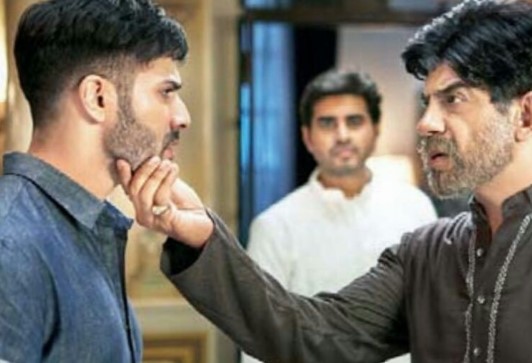 Rituraj Singh with Varun Dhawan in a still from the film Badrinath Ki Dulhania (2017)