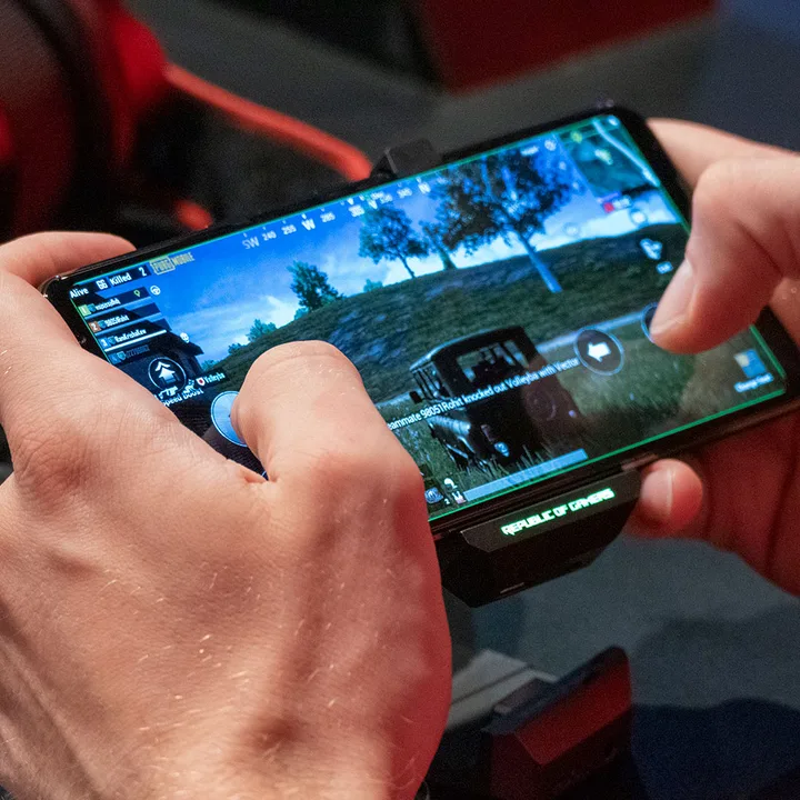 What does 120Hz refresh rate do? Description of smartphone refresh rate 2 Asus ROG Phone 2 used for gaming.