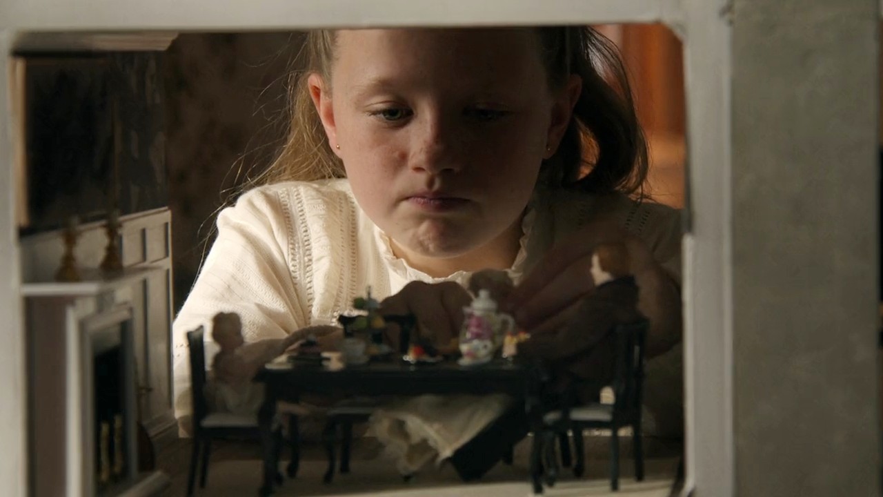 انڈیانا ایلے دی ہاؤس میڈ میں گڑیا کے ساتھ کھیل رہی ہے۔