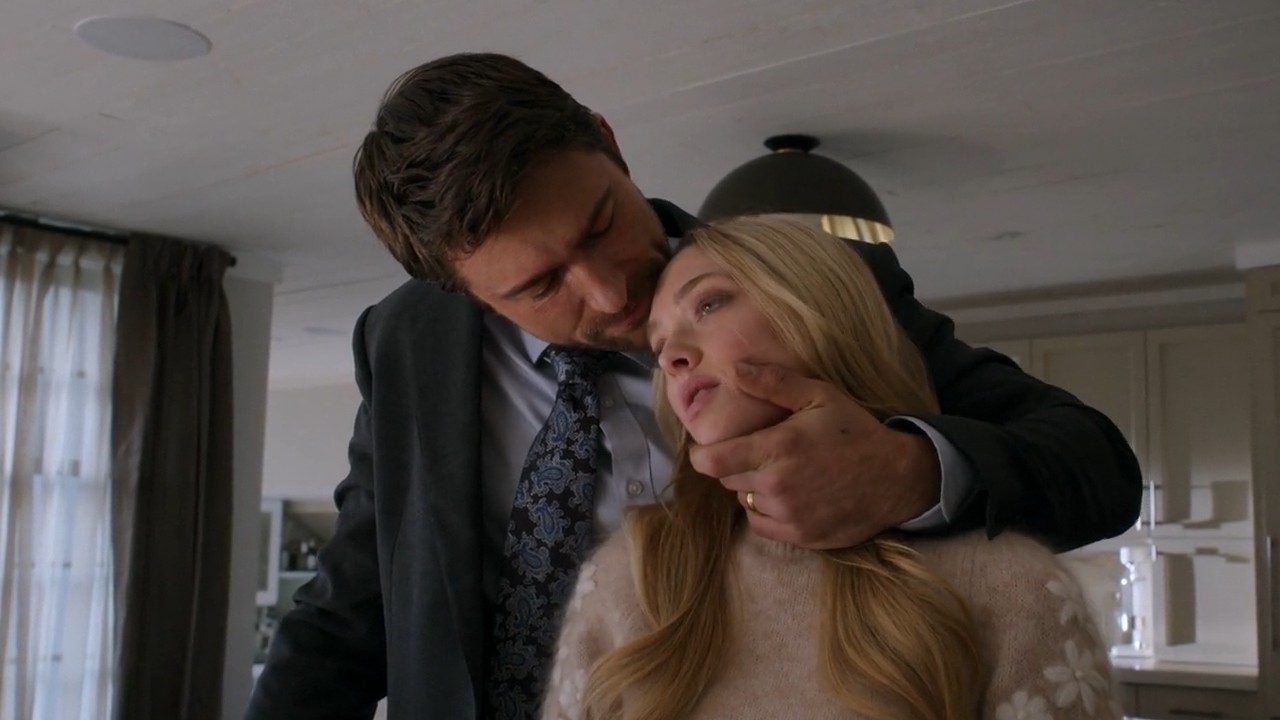 برینڈن سکیلنر دی ہاؤس میڈ میں امانڈا سیفریڈ کے چہرے پر ہاتھ ڈال رہا ہے۔