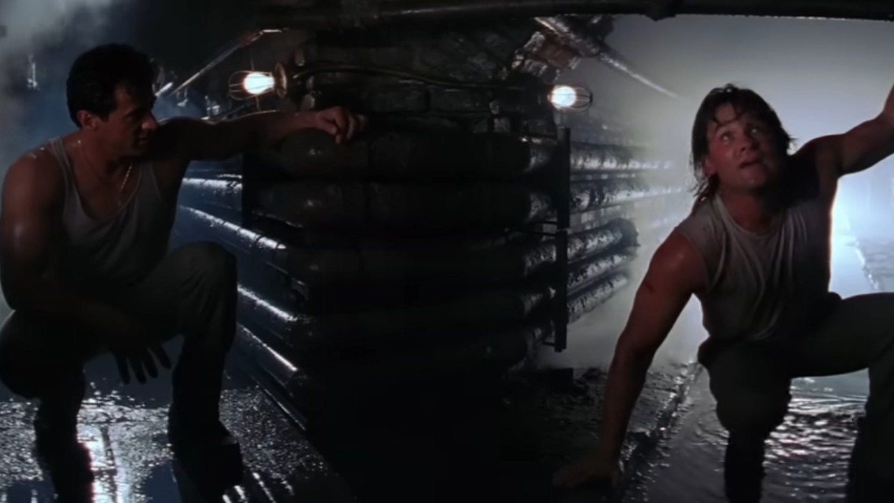 سلویسٹر اسٹالون اور کرٹ رسل ٹینگو اینڈ کیش کی جیل سے فرار ہوتے ہوئے۔