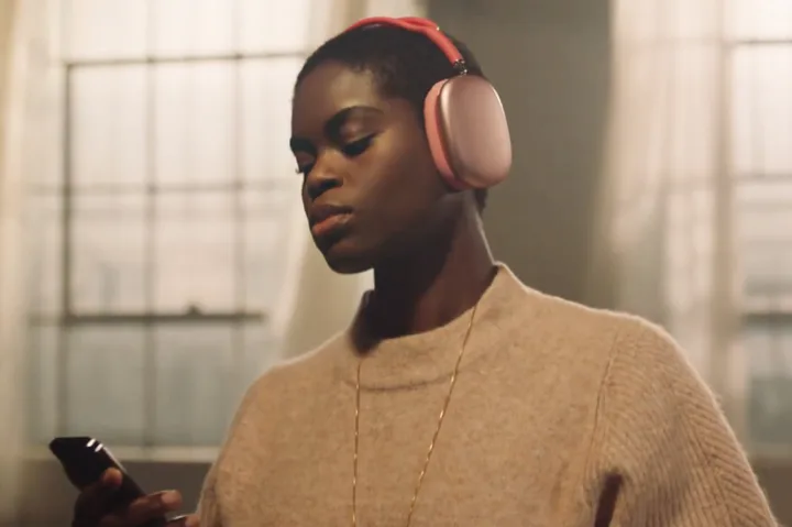 A woman wearing Apple Airpods Max.