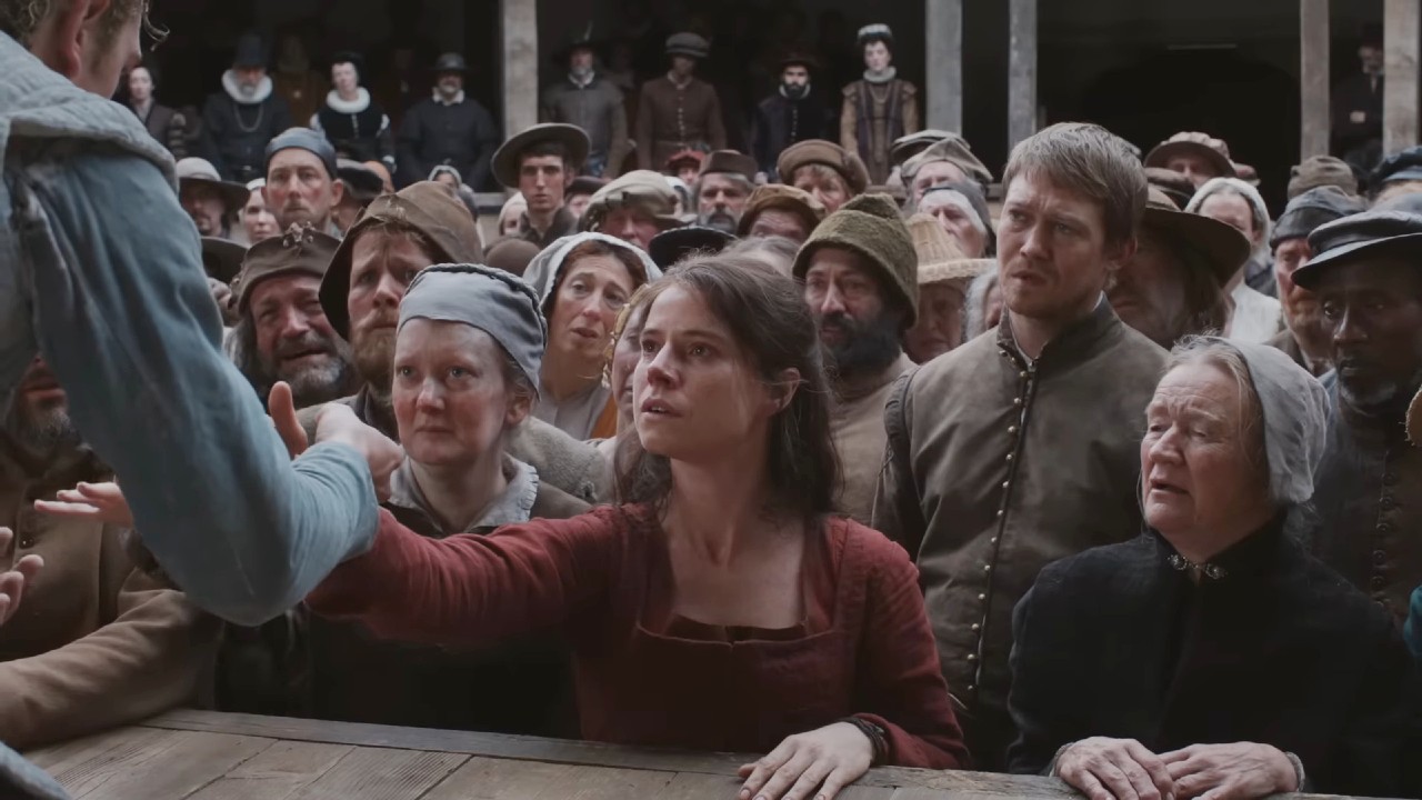 جیسی بکلی ہیمنیٹ میں ہاتھ پکڑ رہی ہے۔